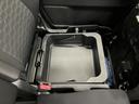 【シートアンダーボックス】助手席下には持ち運び可能な収納ボックスが装備されています。車検証ケースや靴などが収納できます。