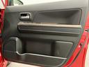 【運転席ドア】ドリンクホルダーと収納ポケットがあります。