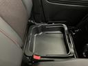 【シートアンダーボックス】助手席下には持ち運び可能な収納ボックスが装備されています。車検証ケースや靴などが収納できます。