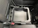 【シートアンダーボックス】助手席下には持ち運び可能な収納ボックスが装備されています。車検証ケースや靴などが収納できます。