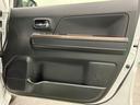 【運転席ドア】ドリンクホルダーと収納ポケットがあります。