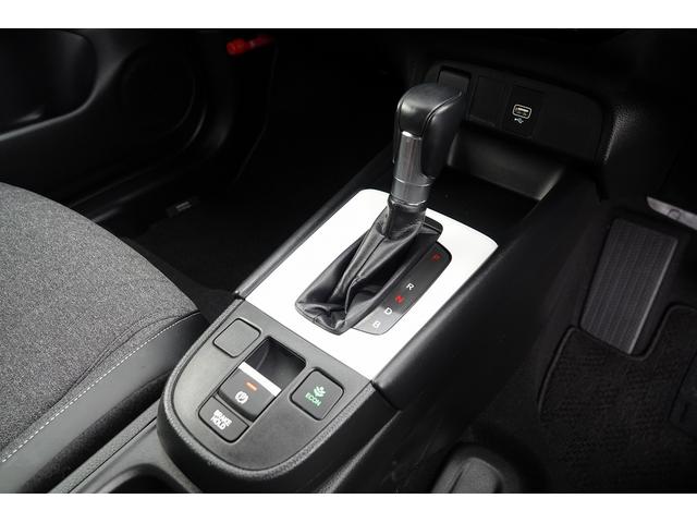 フィット e:HEVホーム 純正オーディオ スマートキー、ETC、リアカメラ、フロアマット、ドアバイザー、あんしんパッケージ 防錆済 助手席エアバッグ 運転席エアバッグ アイドリングストップ LEDライト USB接続 ABS(11枚目)