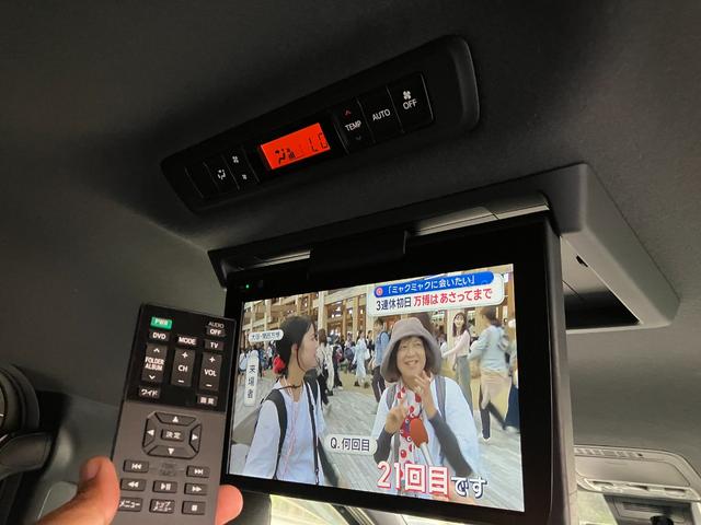 フリップダウンモニター付いています