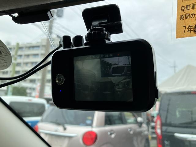 ドライブレコーダー前後に付いています