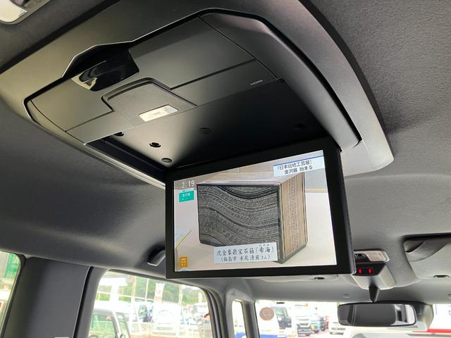 フリップダウンモニターついています