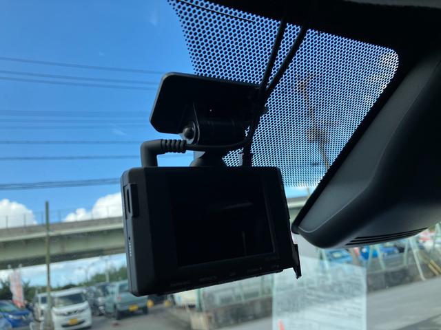 ドライブレコーダー前後に付いています