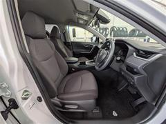 体を包み込むような座り心地で運転をサポートします。 4