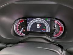 マルチインフォメーションディスプレイ付きのメーターです。エコ運転へ導く多彩な情報を表示してくれます。 7
