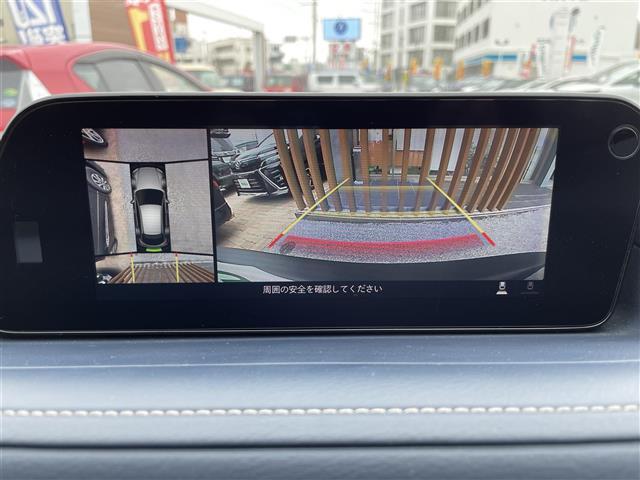 【全方位カメラ】　真上から見たような映像が流れ、便利かつ大変見やすく安全確認もできます！駐車が苦手な方にもオススメな便利機能です！
