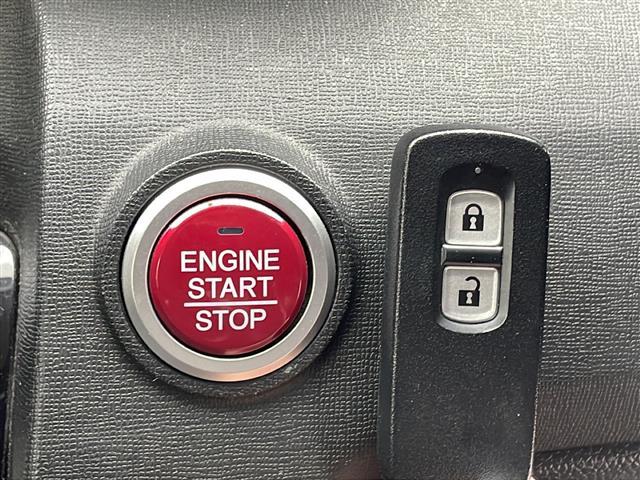 【スマートキー・プッシュスタート】鍵を挿さずにポケットに入れたまま鍵の開閉、エンジンの始動まで行えます。／／