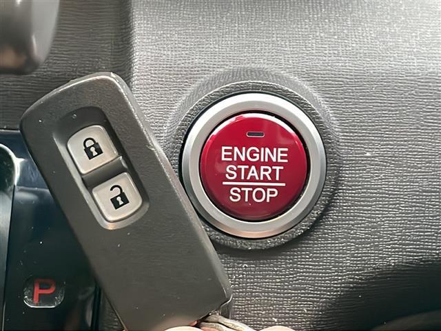 【スマートキー・プッシュスタート】鍵を挿さずにポケットに入れたまま鍵の開閉、エンジンの始動まで行えます。