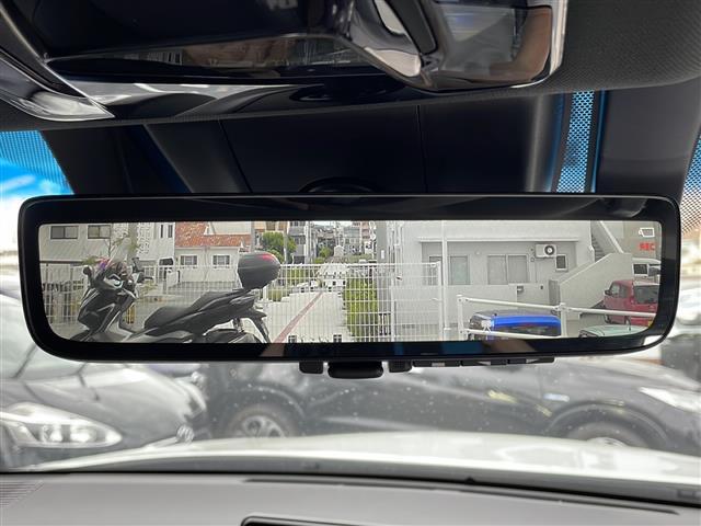 【デジタルインナーミラー】車両後方カメラの映像をミラーに映すことが出来ます。　そのため、後席に人や荷物があって後方が見えづらい場合でもしっかり視界を確保することが出来ます。