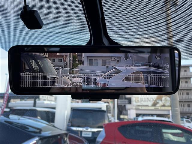 【デジタルインナーミラー】車両後方カメラの映像をミラーに映すことが出来ます。　そのため、後席に人や荷物があって後方が見えづらい場合でもしっかり視界を確保することが出来ます。