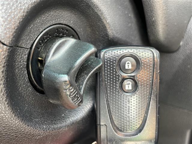 【スマートキー】鍵を挿さずにポケットに入れたまま鍵の開閉、エンジンの始動まで行えます。