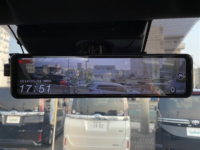 【デジタルインナーミラー】車両後方カメラの映像をミラーに映すことが出来ます。　そのため、後席に人や荷物があって後方が見えづらい場合でもしっかり視界を確保することが出来ます。／／
