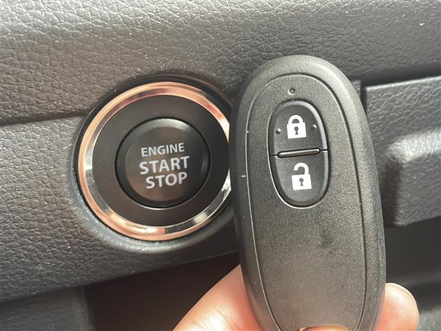 【スマートキー・プッシュスタート】鍵を挿さずにポケットに入れたまま鍵の開閉、エンジンの始動まで行えます。／／