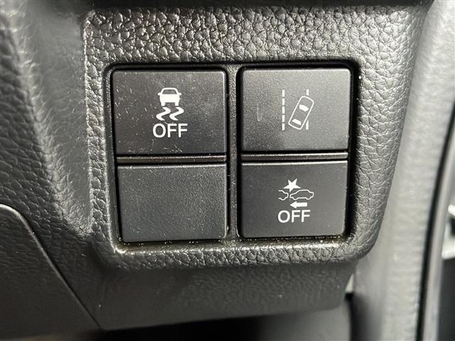 【衝突被害軽減ブレーキシステム】フロントカメラとミリ波レーダーにより前方車両や歩行者を検知。衝突の危険があるときは、警報で注意を促しブレーキを制御して衝突回避または衝突被害の軽減をアシスト。