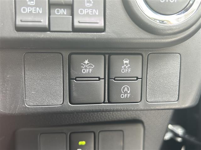 【　横滑り防止装置　】急なハンドル操作時や滑りやすい路面を走行中に車両の横滑りを感知すると、自動的に車両の進行方向を保つように車両を制御します。