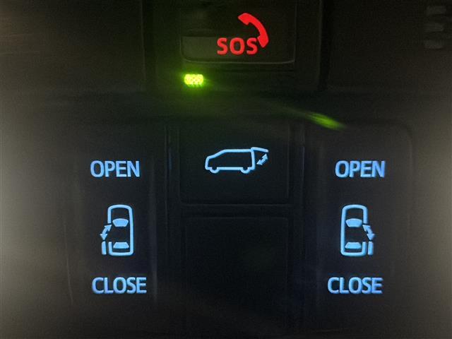 【　両側パワースライドドア　】小さなお子様でもボタン一つで楽々乗り降り出来ます。駐車場で両手に荷物を抱えている時もボタン一つで自動で開いてくれますので、ご家族でのお買い物にとっても便利な装備です。