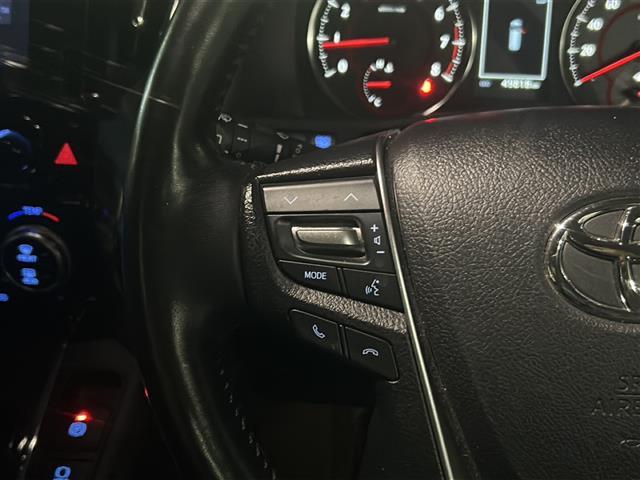 【　ステアリングスイッチ　】手元のスイッチでナビ操作が可能です。非常に便利な機能です。取り付けのナビによってはオプション設定となっております。