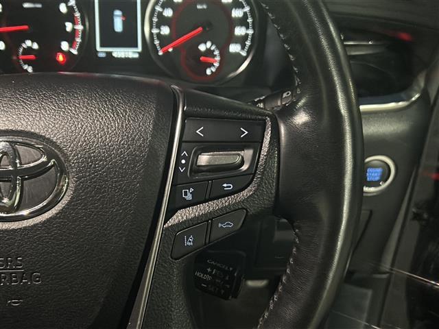 【　ステアリングスイッチ　】手元のスイッチでナビ操作が可能です。非常に便利な機能です。取り付けのナビによってはオプション設定となっております。