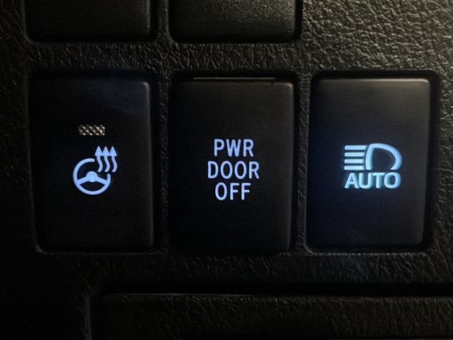 【 オートマチックハイビーム 】先行車や対向車のライトを認識し、ハイビームとロービームを自動で切り替える機能です。