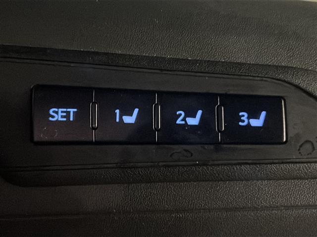 【 メモリー付パワーシート 】シートポジションがしっかり決まると、運転操作が楽になりますね。微調整が可能なので、様々なシーンでも活躍できます。