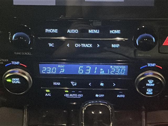 【 オートエアコン 】車内温度を感知して自動で温度調整をしてくれるのでいつでも快適な車内空間を創り上げます。
