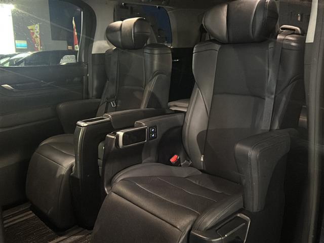 【 セカンドシート 】2列目も広々お乗りいただけます。