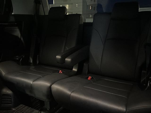 【 サードシート 】3列目のシートも広々していて居住性が高くなっています。ファミリープランの方にもぴったりです。