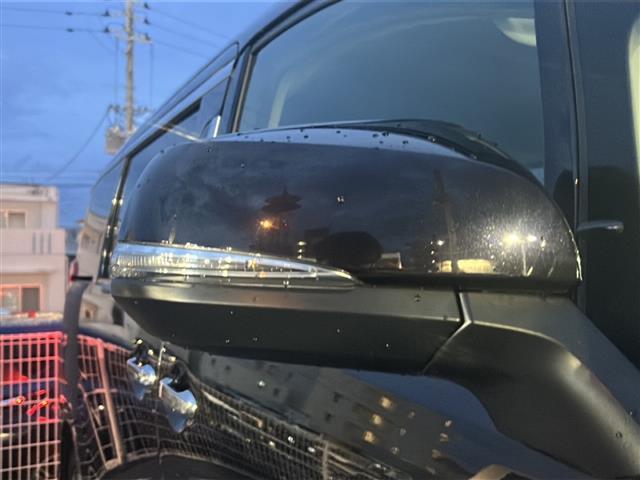 【 電動格納ウインカーミラー 】付いているだけで高級感のUPするウィンカー内臓サイドミラー。もちろん見た目だけでなく、対向車からの視認性の向上につながり、安全度もUP。