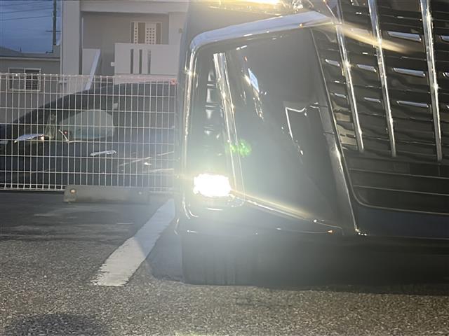 【 フォグランプ 】日本語で霧灯(むとう)と呼ばれるフォグランプは、その名の通り濃い霧が発生した際などに点灯させて、視界を確保する重要なランプです。