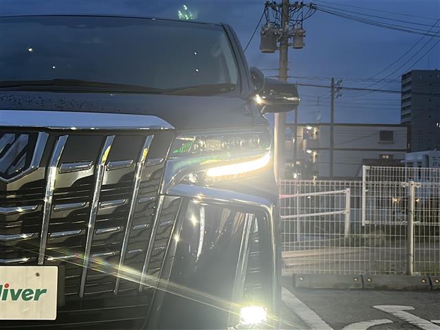 【 LEDヘッドライト 】悪天候や夜間の走行も視界良好で安心してお乗りいただけます。