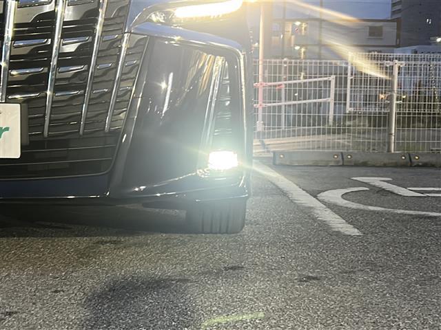 【 フォグランプ 】日本語で霧灯(むとう)と呼ばれるフォグランプは、その名の通り濃い霧が発生した際などに点灯させて、視界を確保する重要なランプです。