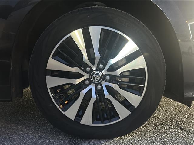 【純正アルミホイール】専用のアルミなので、お車のイメージにぴったり。社外のアルミやスタッドレスタイヤも取り扱いございます。ドレスアップもカスタマイズもお任せください。