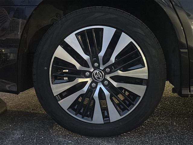 【純正アルミホイール】専用のアルミなので、お車のイメージにぴったり。社外のアルミやスタッドレスタイヤも取り扱いございます。ドレスアップもカスタマイズもお任せください。