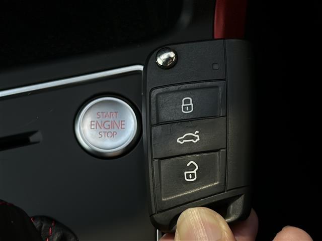 【スマートキー・プッシュスタート】鍵を挿さずにポケットに入れたまま鍵の開閉、エンジンの始動まで行えます。////
