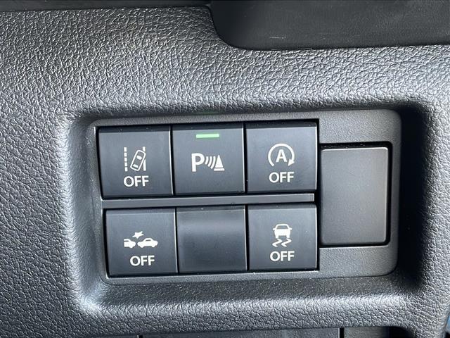 【エマージェンシーブレーキ】前方の状況をチェックし、車両や歩行者との衝突を回避したり、衝突による被害を低減するための技術です。／／／／