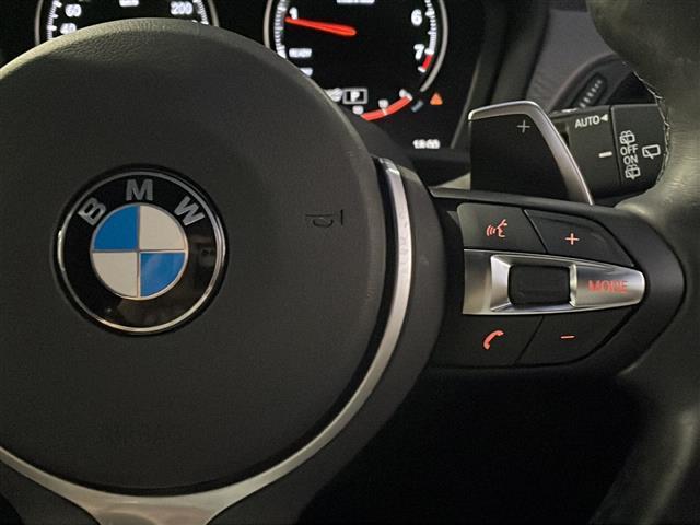 【　ステアリングスイッチ　】手元のスイッチでナビ操作が可能です。非常に便利な機能です。取り付けのナビによってはオプション設定となっております。