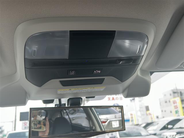 【エマージェンシーブレーキ】前方の状況をチェックし、車両や歩行者との衝突を回避したり、衝突による被害を低減するための技術です。