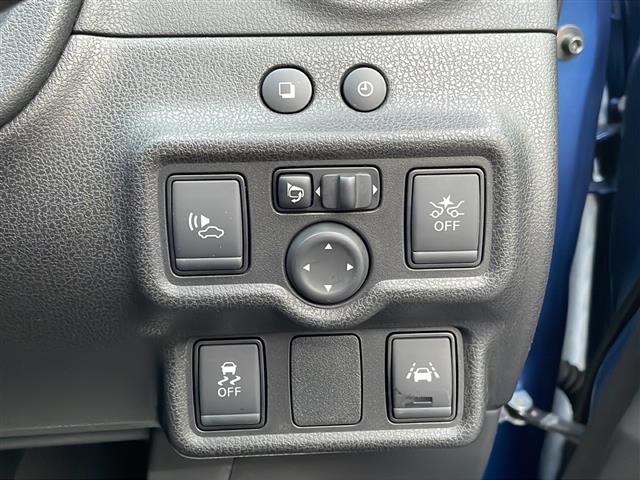 【エマージェンシーブレーキ】前方の状況をチェックし、車両や歩行者との衝突を回避したり、衝突による被害を低減するための技術です。