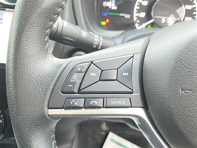 【　ステアリングスイッチ　】手元のスイッチでナビ操作が可能です。非常に便利な機能です。取り付けのナビによってはオプション設定となっております。