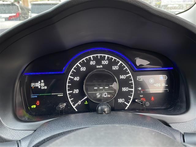 【　メーター　】メーターまわりも鮮やかに照らし出され、デザイン、安全性ともにバッチリですね。