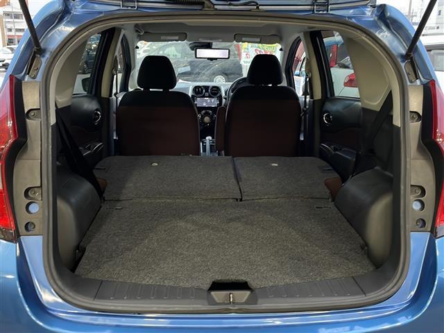 【ラゲッジスペース】ダンボールなどの大きい荷物も釣り具などの長尺物まで様々載せられそうです。