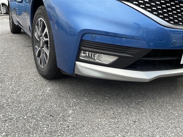 【　フォグランプ　】日本語で霧灯（むとう）と呼ばれるフォグランプは、その名の通り濃い霧が発生した際などに点灯させて、視界を確保する重要なランプです。