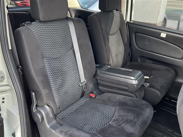 【　セカンドシート　】２列目も広々お乗りいただけます。