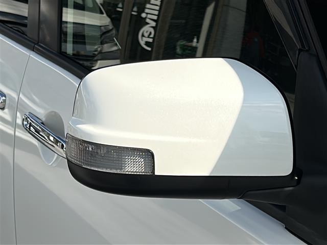 【　電動格納ウインカーミラー　】付いているだけで高級感のＵＰするウィンカー内臓サイドミラー。もちろん見た目だけでなく、対向車からの視認性の向上につながり、安全度もＵＰ。