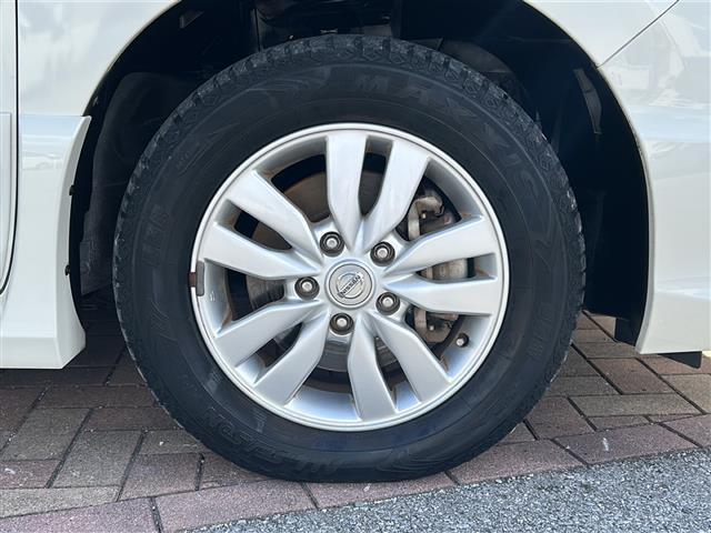 【純正アルミホイール】専用のアルミなので、お車のイメージにぴったり。社外のアルミやスタッドレスタイヤも取り扱いございます。ドレスアップもカスタマイズもお任せください。