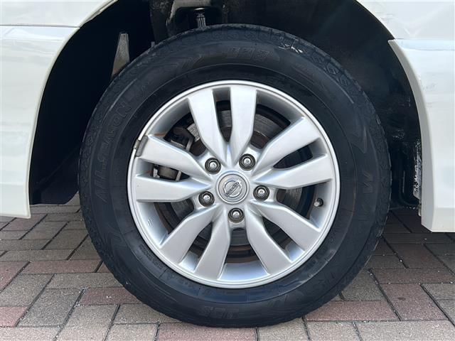 【純正アルミホイール】専用のアルミなので、お車のイメージにぴったり。社外のアルミやスタッドレスタイヤも取り扱いございます。ドレスアップもカスタマイズもお任せください。