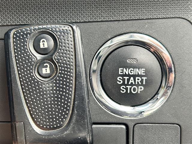 【スマートキー・プッシュスタート】鍵を挿さずにポケットに入れたまま鍵の開閉、エンジンの始動まで行えます。